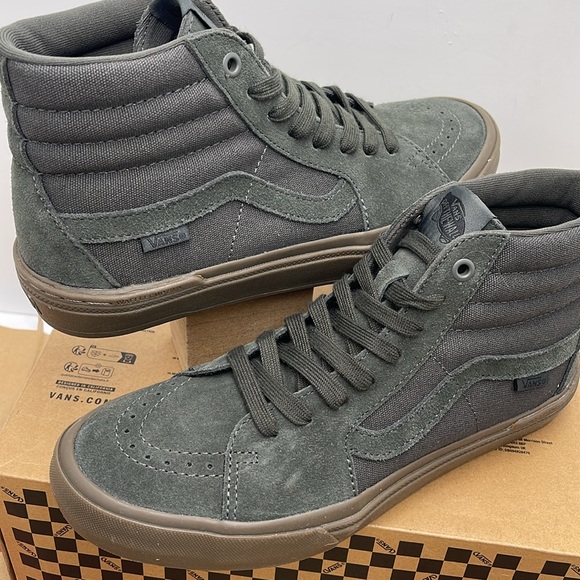 Vans • Men’s Bmx Sk8-Hi Dark Gray/Gum
VN0005V0BFD
Sneakers - Picture 10 of 16
